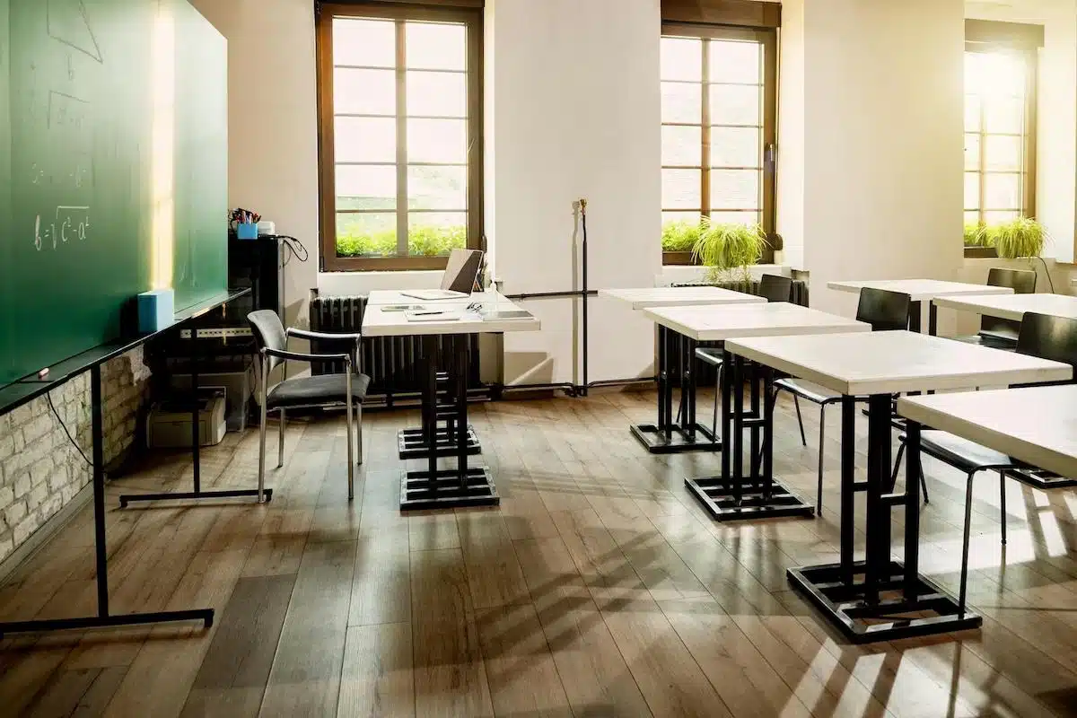 Foto mostra uma sala de aula de escola.