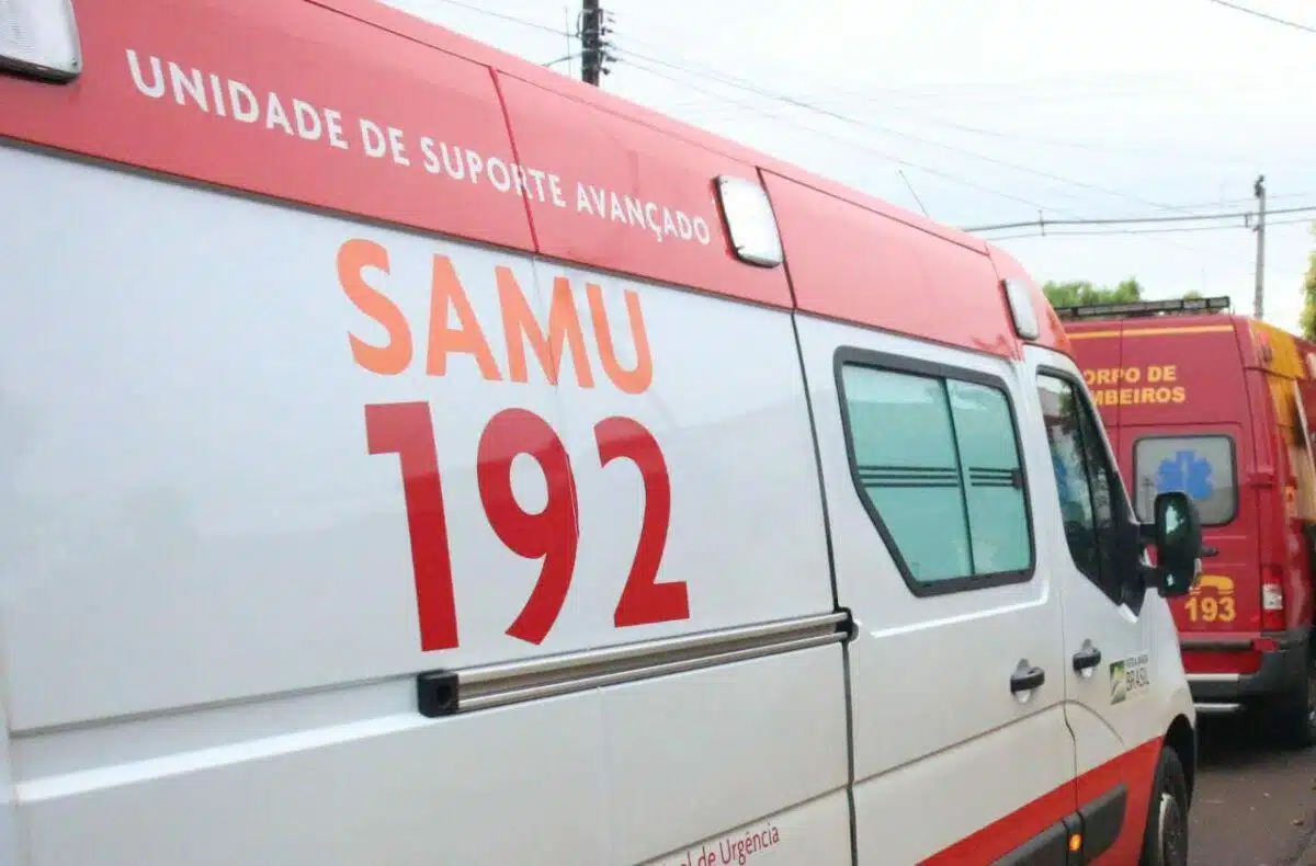 Foto mostra ambulância do Samu, veículo em cores branca e vermelha, com o número de telefone 192 estampado em sua lateral.