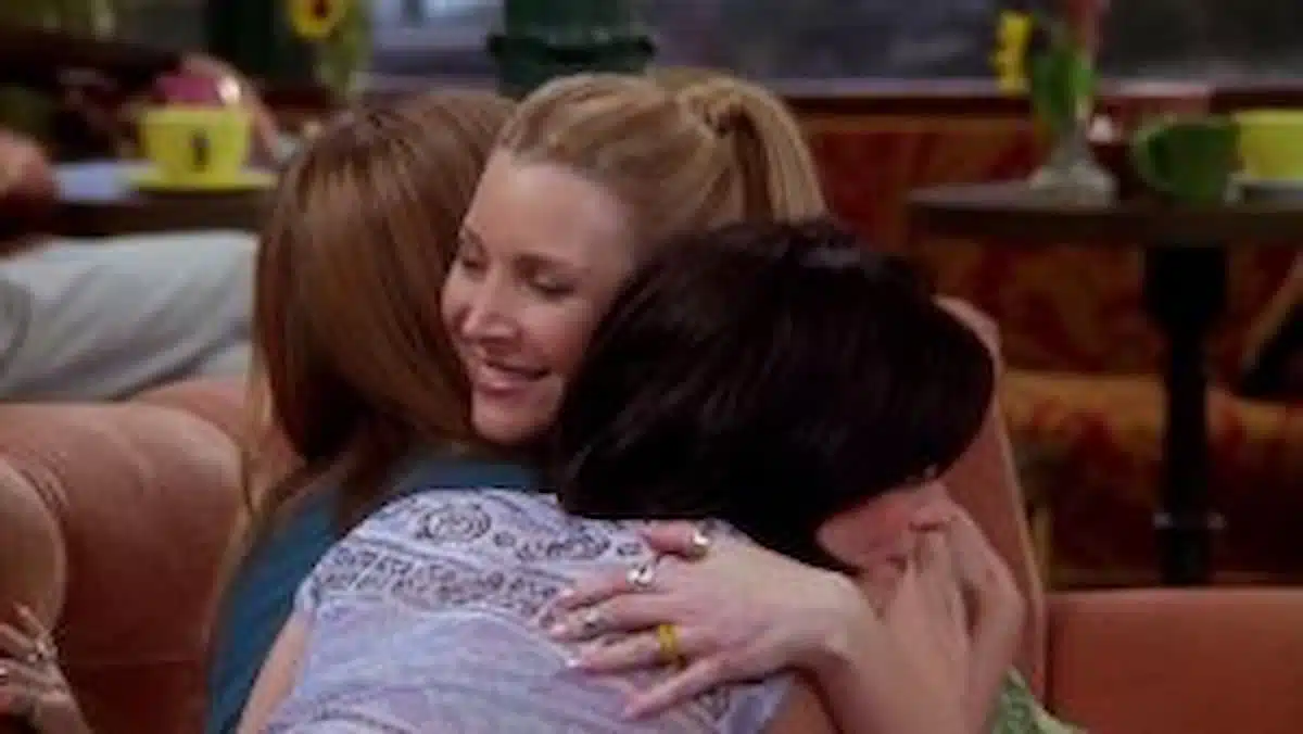 Personagens de Friends se abraçando.