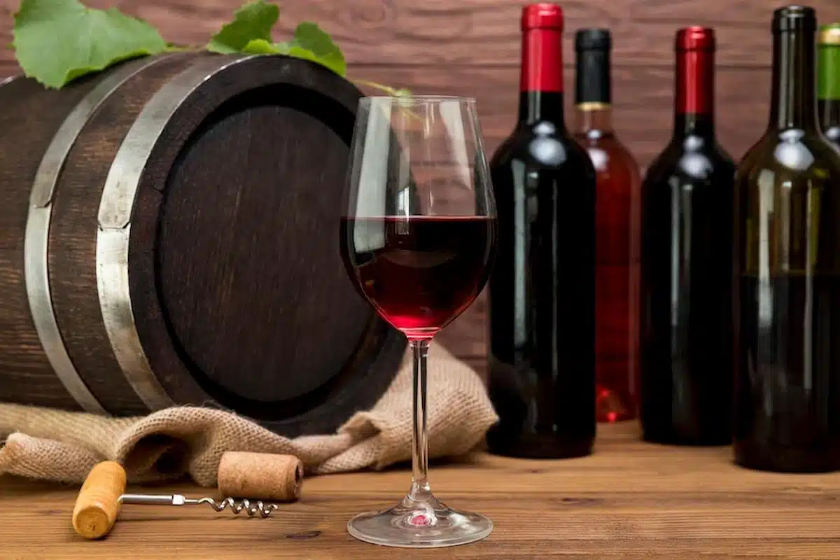 Foto mostra uma traça de vinho junto a outros itens relacionados à bebida.