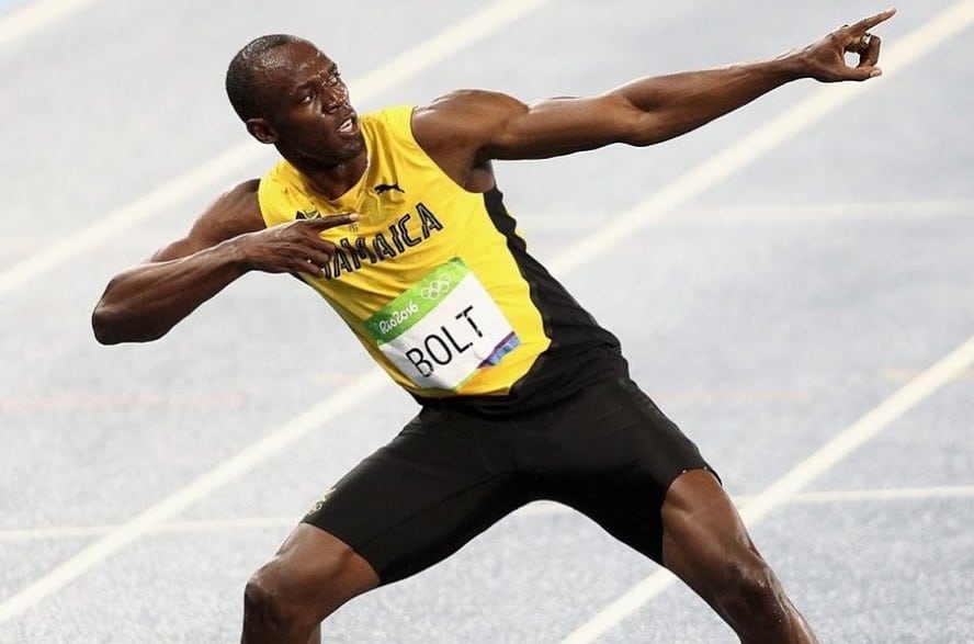 Imagem de Usain Bolt em pista de corrida, em sua pose mais famosa