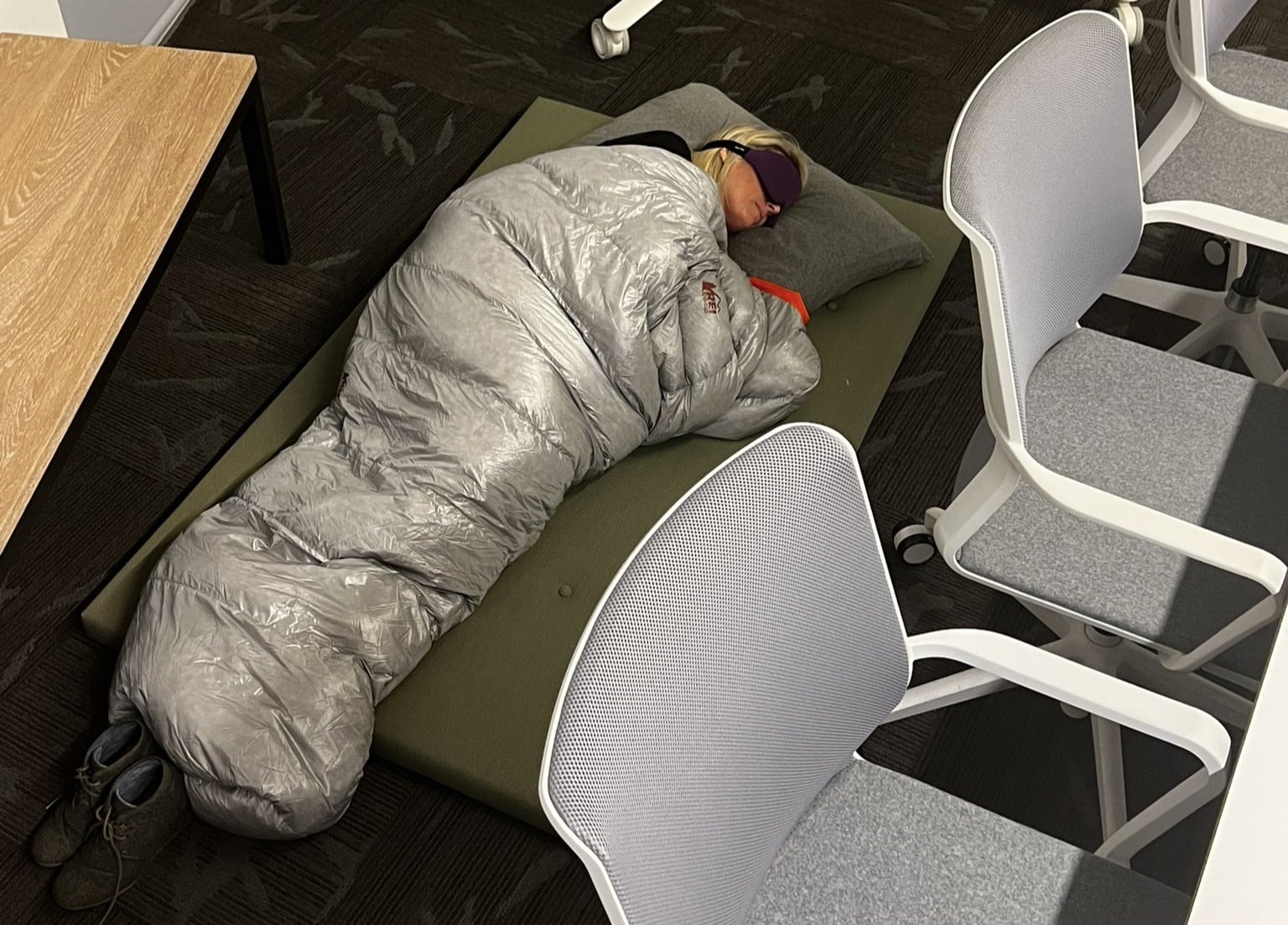 Funcionária demitida dormindo no chão do escritório da famosa rede social