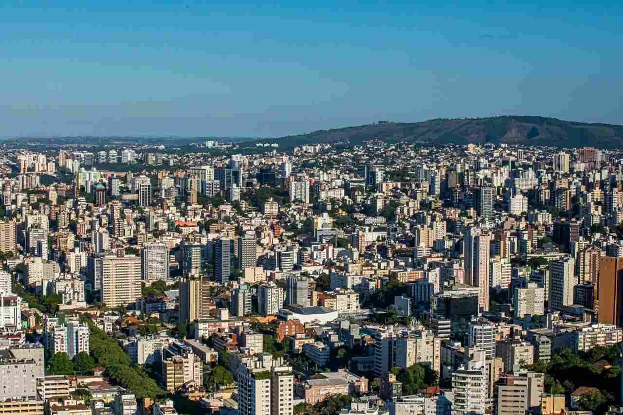 A imagem mostra uma vista aérea de Porto Alegre