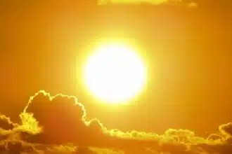 Sol e nuvens
