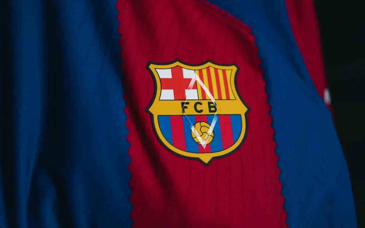 Foto mostra emblema do Barcelona em uma camisa. Imagem ilustrativa da passagem de Luis Suárez Miramontes pelo clube espanhol.