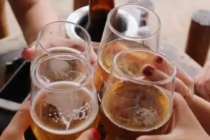 Imagem mostra 4 copos de cerveja.