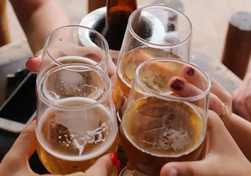 Imagem mostra 4 copos de cerveja.