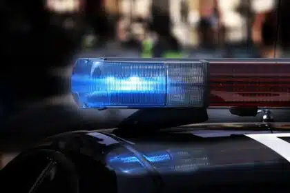 Imagem mostra sirene de carro de polícia.