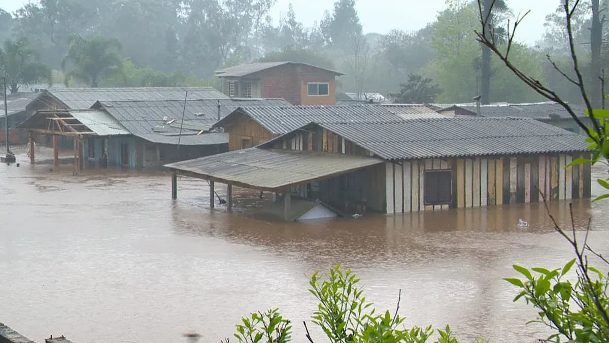 Chuva forte causa estragos em cidades do RS.