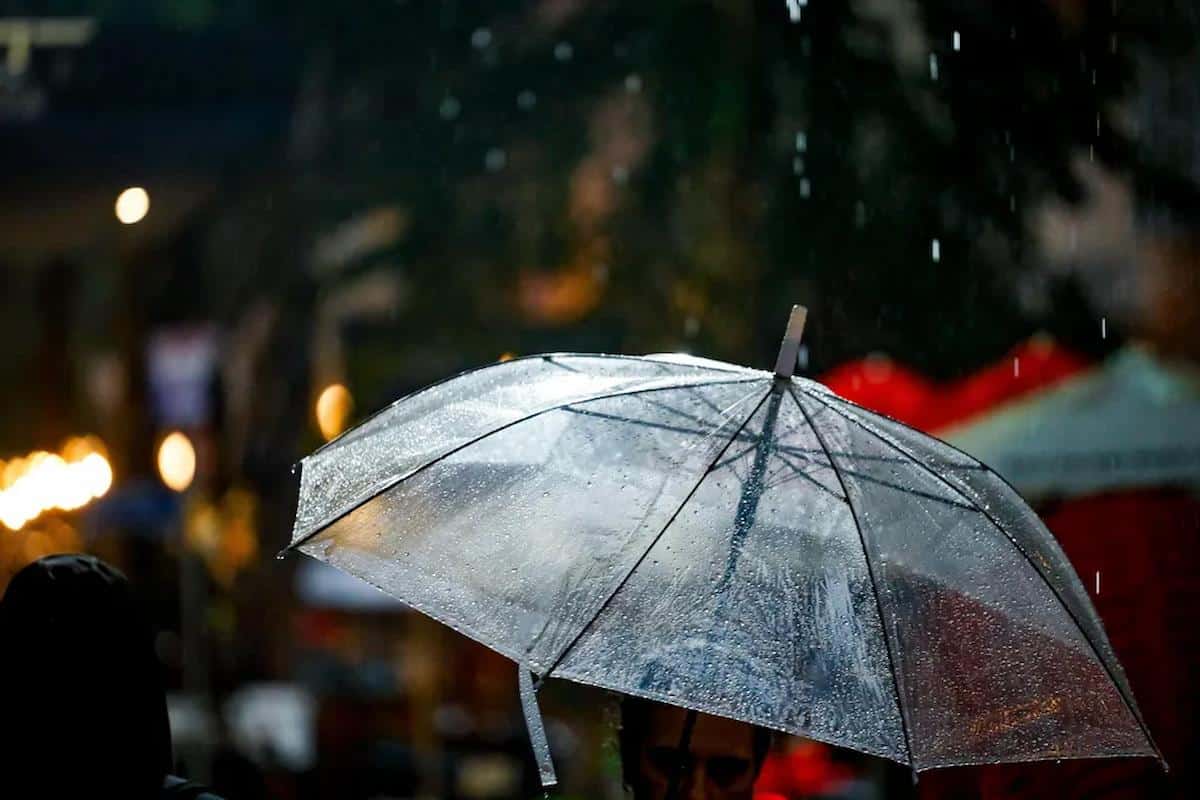 Foto mostra pessoa segurando guarda-chuva durante chuva em Porto Alegre. Imagem ilustrativa dos temporais que podem atingir o estado.