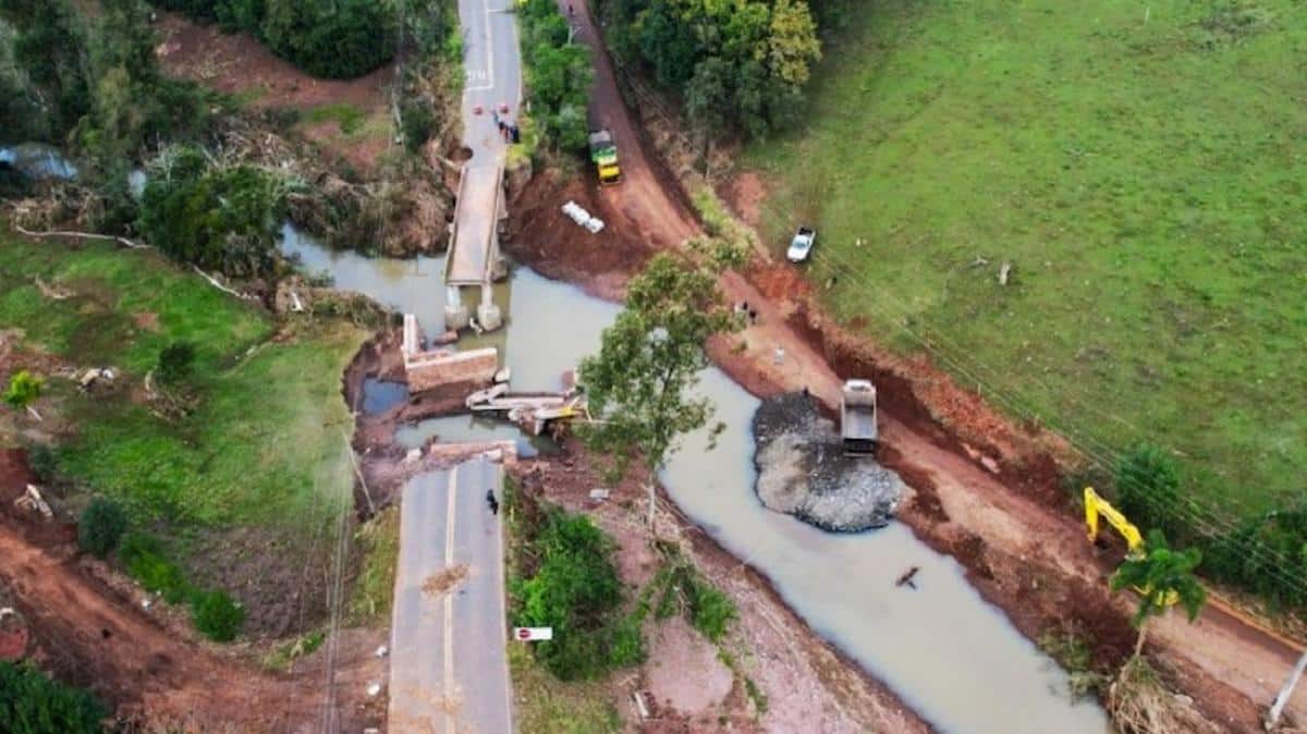 Foto mostra efeitos do ciclone em uma estrada do RS.
