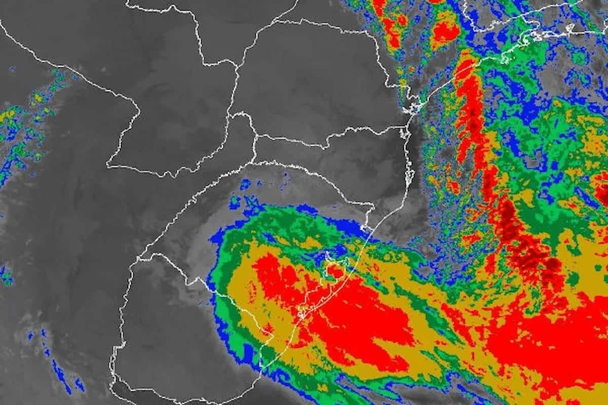 Imagem mostra representação do ciclone que atingiu o Rio Grande do Sul no mês de julho - trata-se de um mapa da Região Sul, com uma mancha avermelhada, representando as instabilidades, acima do território do RS.