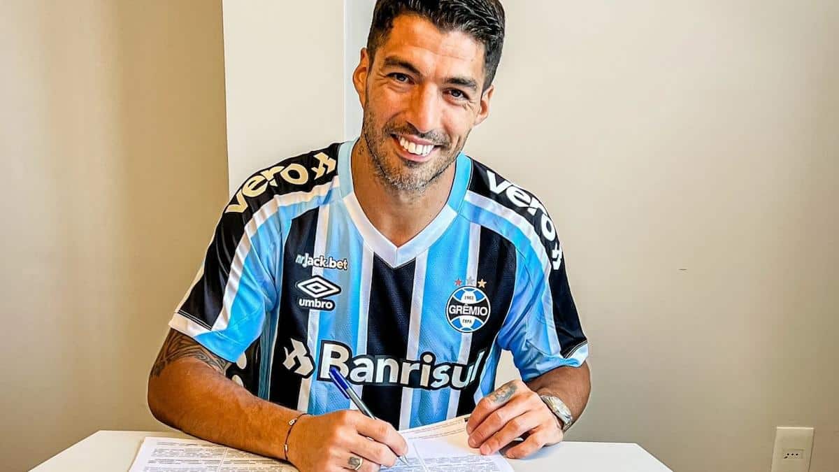 Foto mostra a contratação do atacante Luís Suárez no Grêmio.