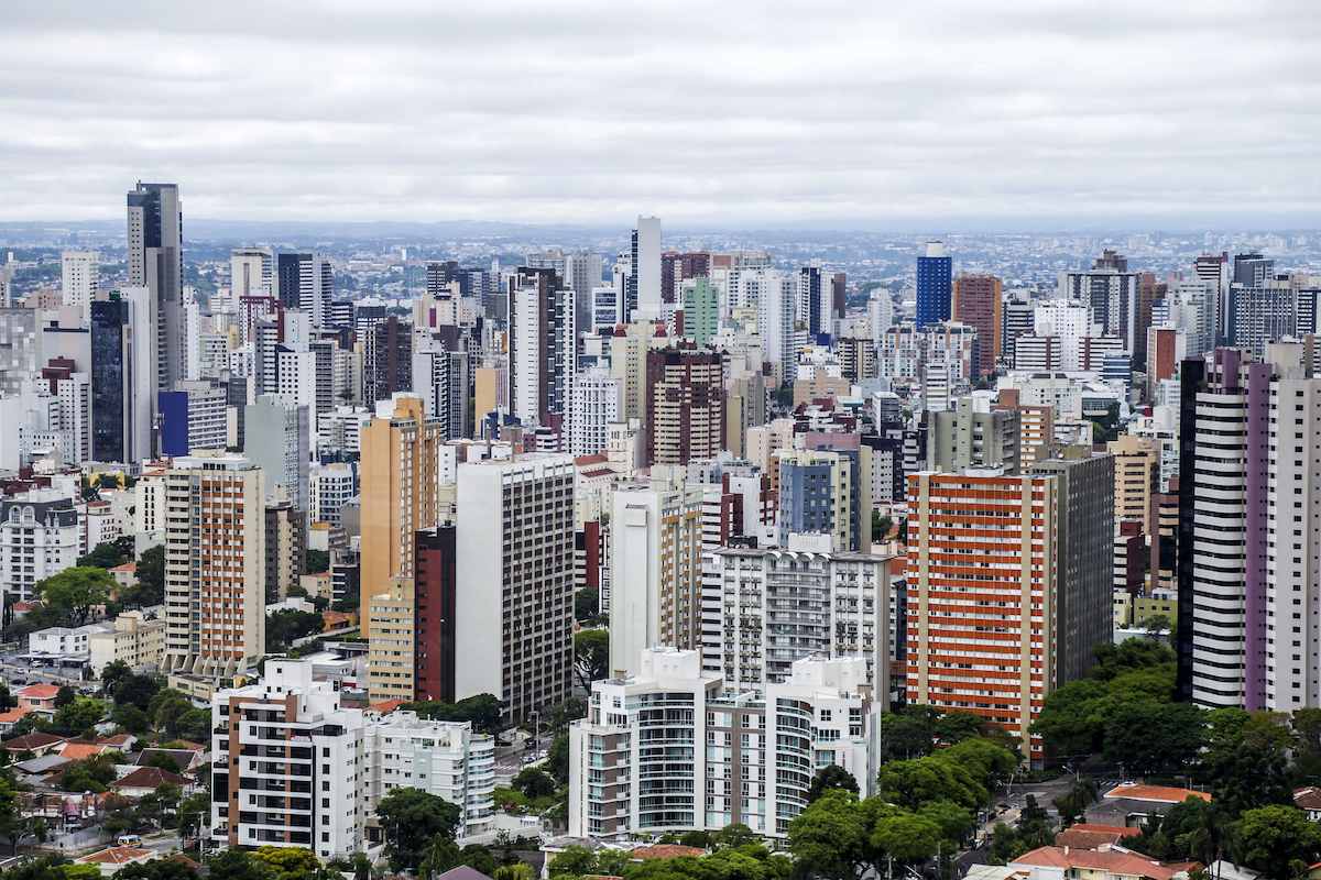 Foto mostra vista aérea da cidade de Curitiba.