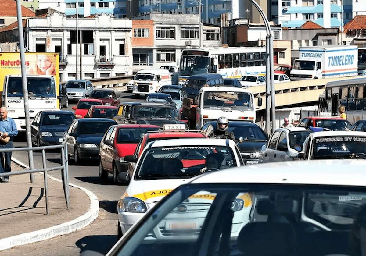 Foto mostra uma fila de veículos em uma rua de Porto Alegre, no Rio Grande do Sul. Imagem ilustrativa das medidas implementadas pelo Detran-RS.