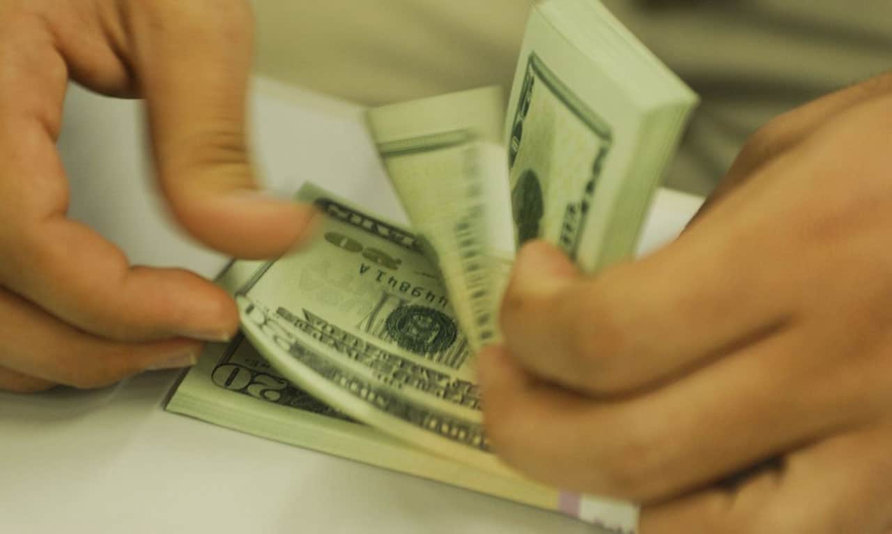 Mão contado notas de dólar