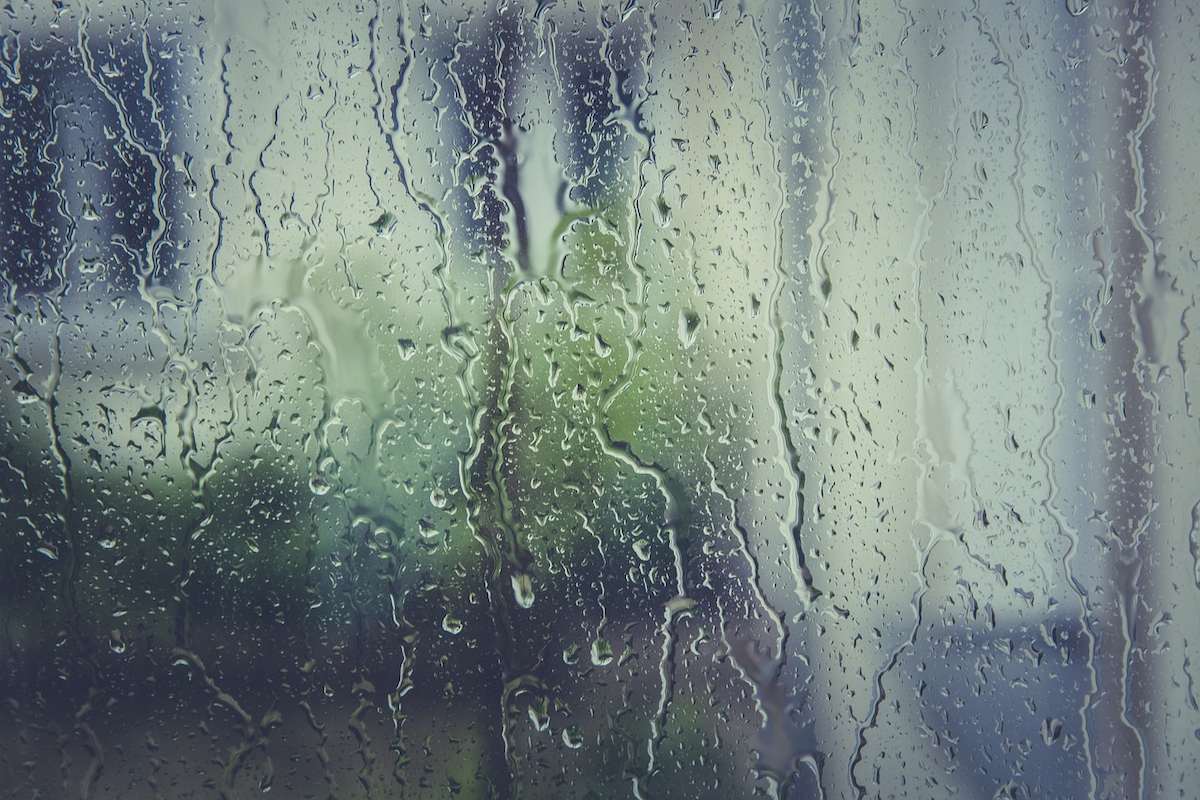 Foto mostra superfície transparente escorrendo gotas de chuva.