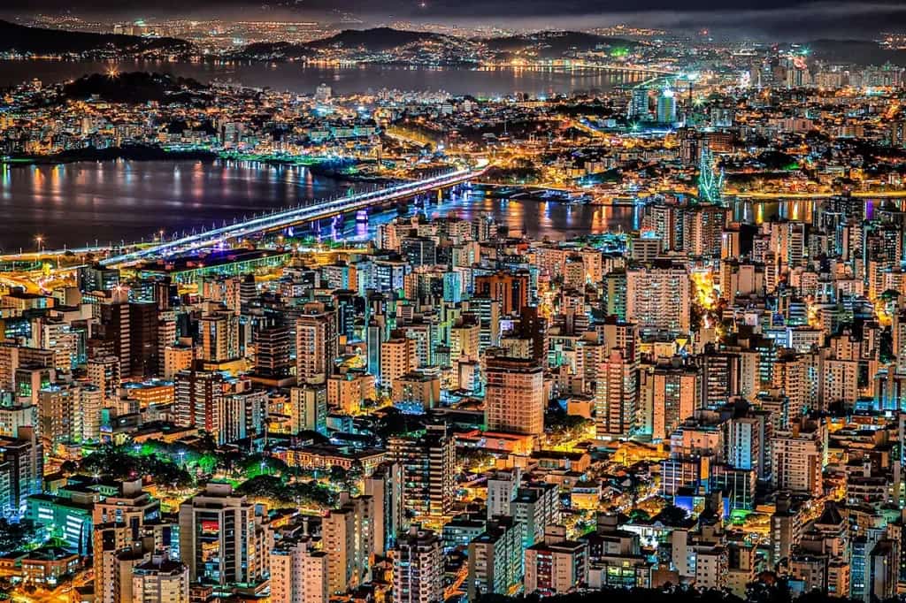 Cidade de Florianópolis vista de noite