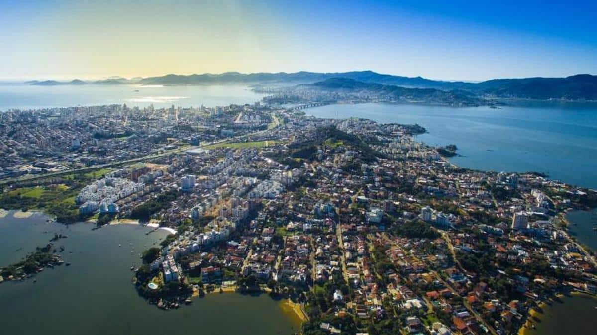 Foto mostra vista aérea da cidade de Florianópolis.