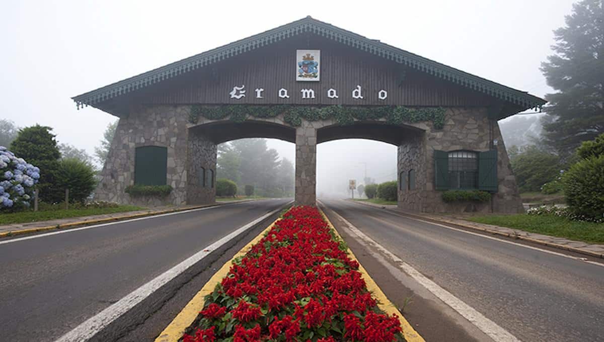Foto mostra entrada da cidade de Gramado, no Rio Grande do Sul.