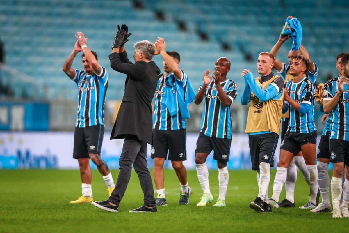Foto mostra equipe do Grêmio em campo.