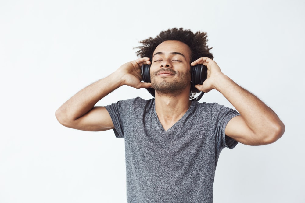 Imagem ilustrativa de um homem ouvindo música