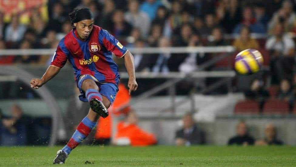Foto mostra Ronaldinho Gaúcho jogando no Barcelona.