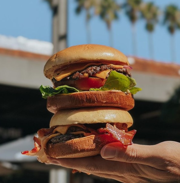 A imagem mostra dois hamburgueres empilhados