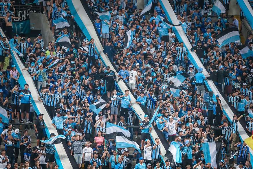 Foto mostra torcida do Grêmio.