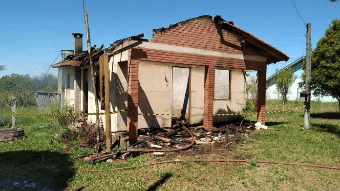 Imagem mostra casa incendiada em Taquari, onde foi encontrado cadáver ao lado de um revólver.