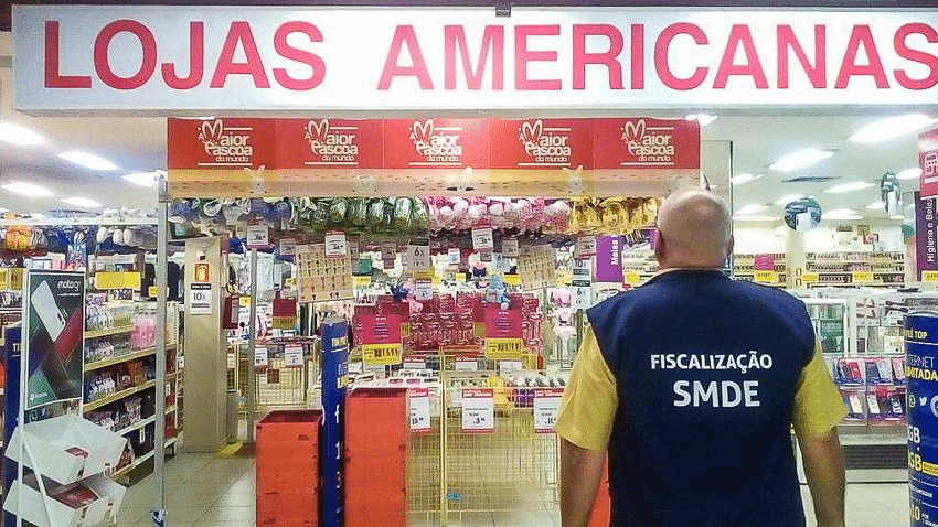 Imagem de agentes da prefeituras em Lojas Americanas.