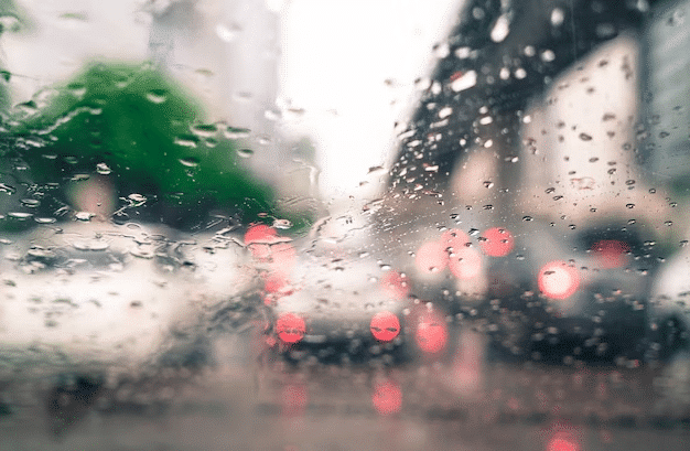 Imagem de veículos em trânsito afetados por chuvas em temporal.