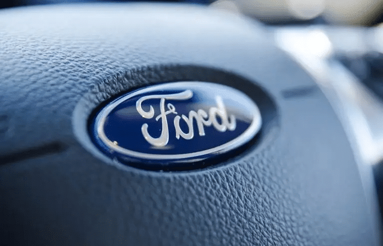 Imagem mostra volante com logo da Ford.