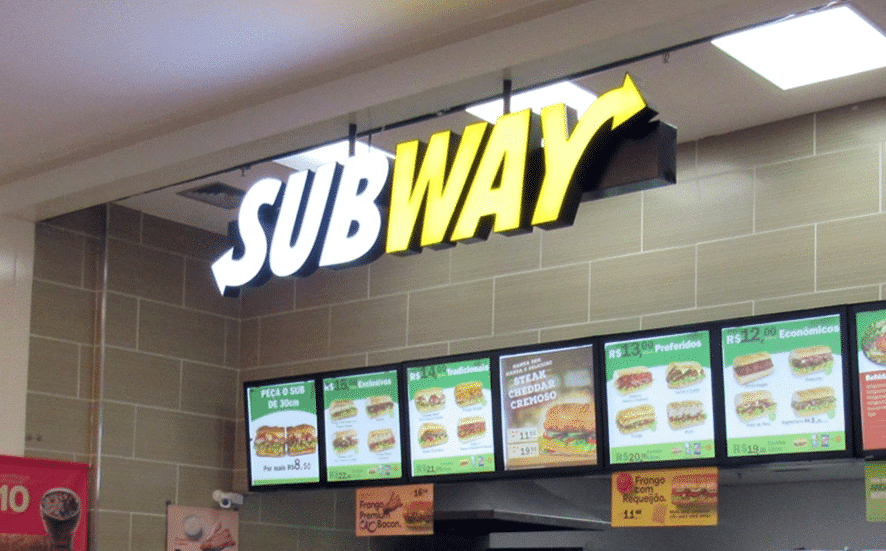 Foto mostra restaurante do Subway.