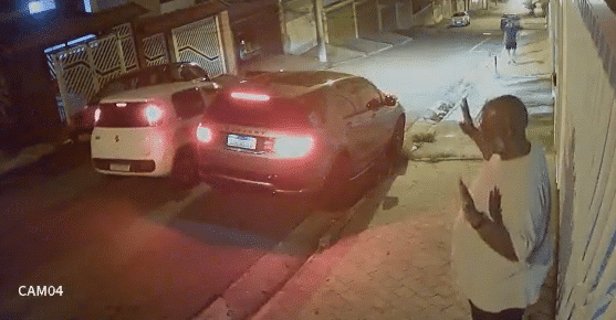 Imagem de câmera de segurança mostra momento em que Péricles é assaltado em São Paulo.