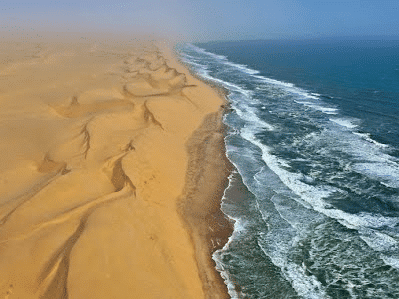 foto mostra deserto litorâneo do Namibe em visão aérea.