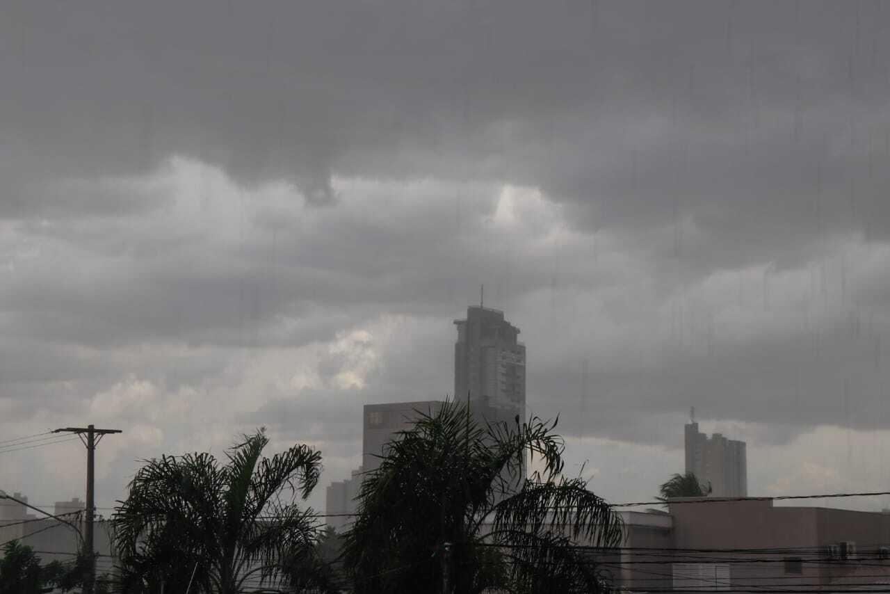 Foto busca ilustrar um tempo nublado com chuvas, indicativo da previsão para o sábado no RS.