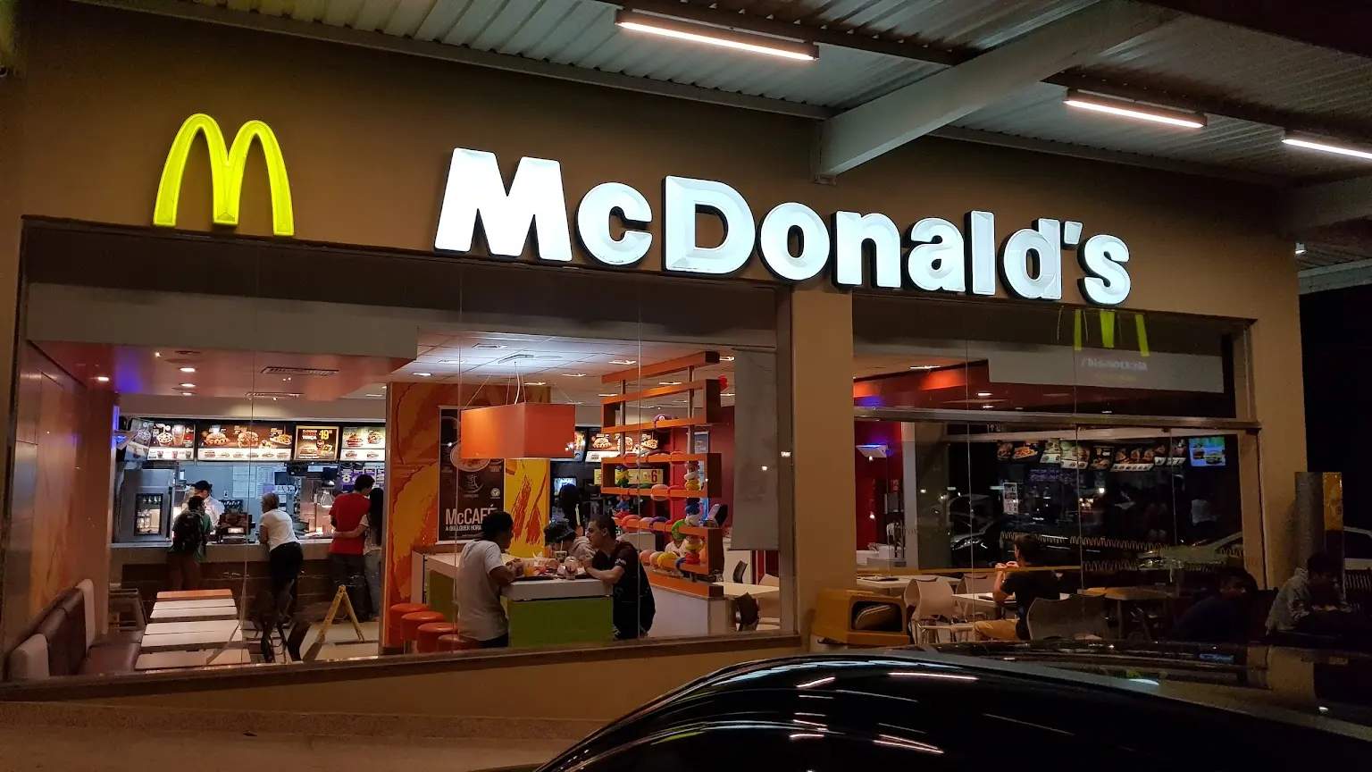 Foto mostra estabelecimento do McDonalds's