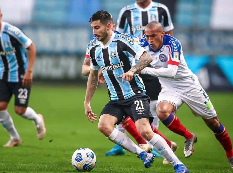 Foto mostra jogador do Grêmio, Mathias Villasanti.