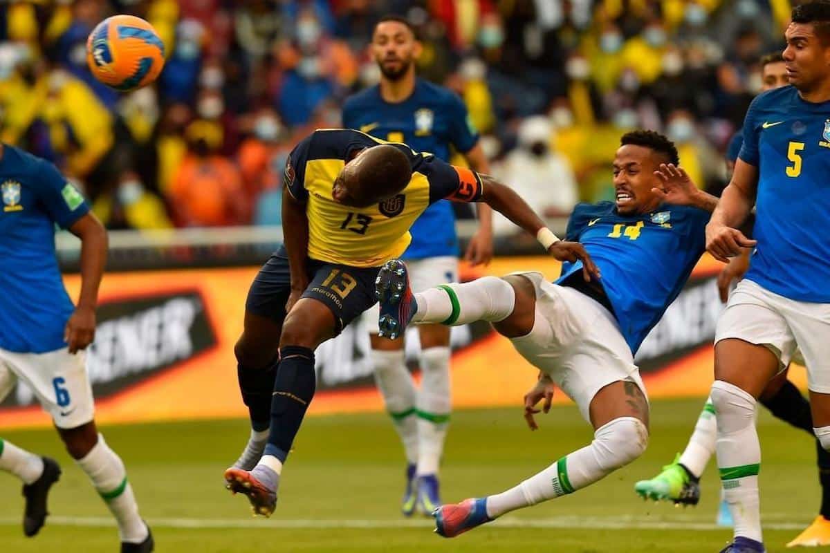 Foto mostra Enner Valencia, jogador do Inter, em confronto com a seleção brasileira.