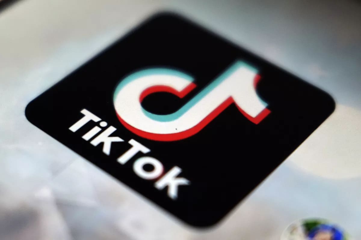 Logotipo inclinado do TikTok
