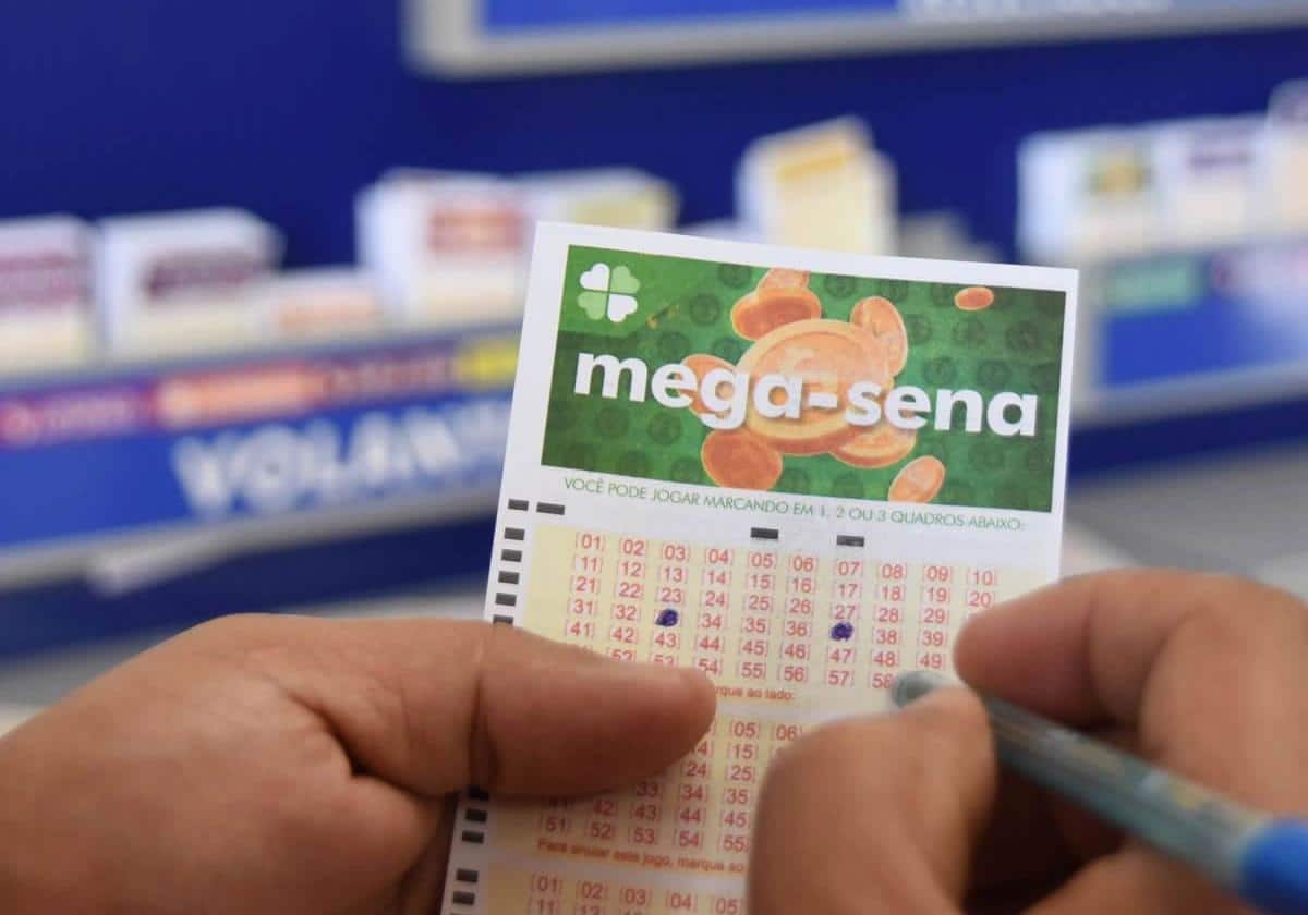 Foto mostra pessoa fazendo aposta em cartela da Mega-Sena.