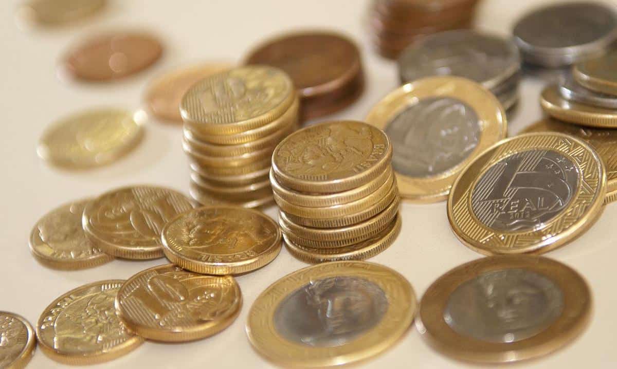 Foto mostra unidades de moedas de R$ 0,25 e outros tipos.