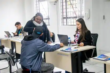 Imagem mostra pessoas em entrevista de emprego.