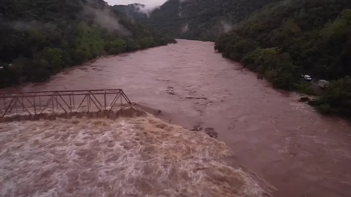 Ponte foi destruída por correnteza de rio que subiu por causa do temporal no RS