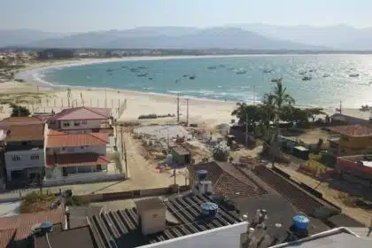 Imagem mostra praia de Palhoças