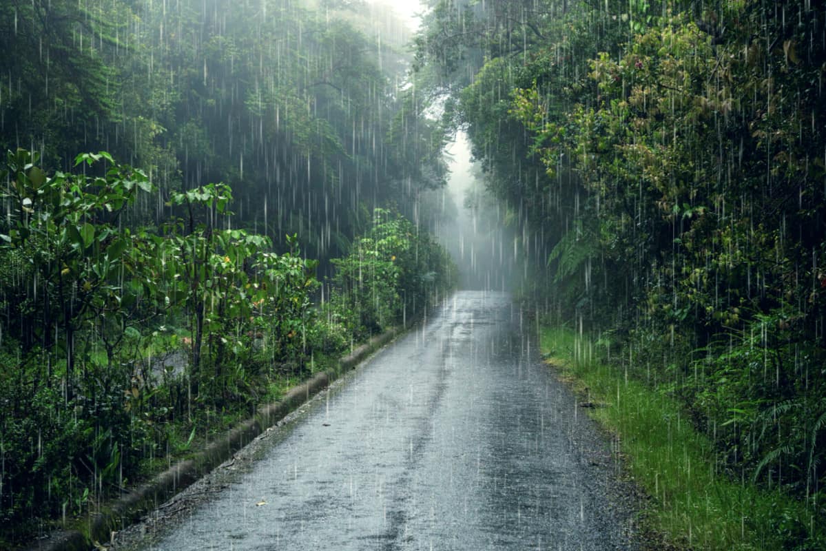 Na imagem, está chovendo em uma estrada vazia