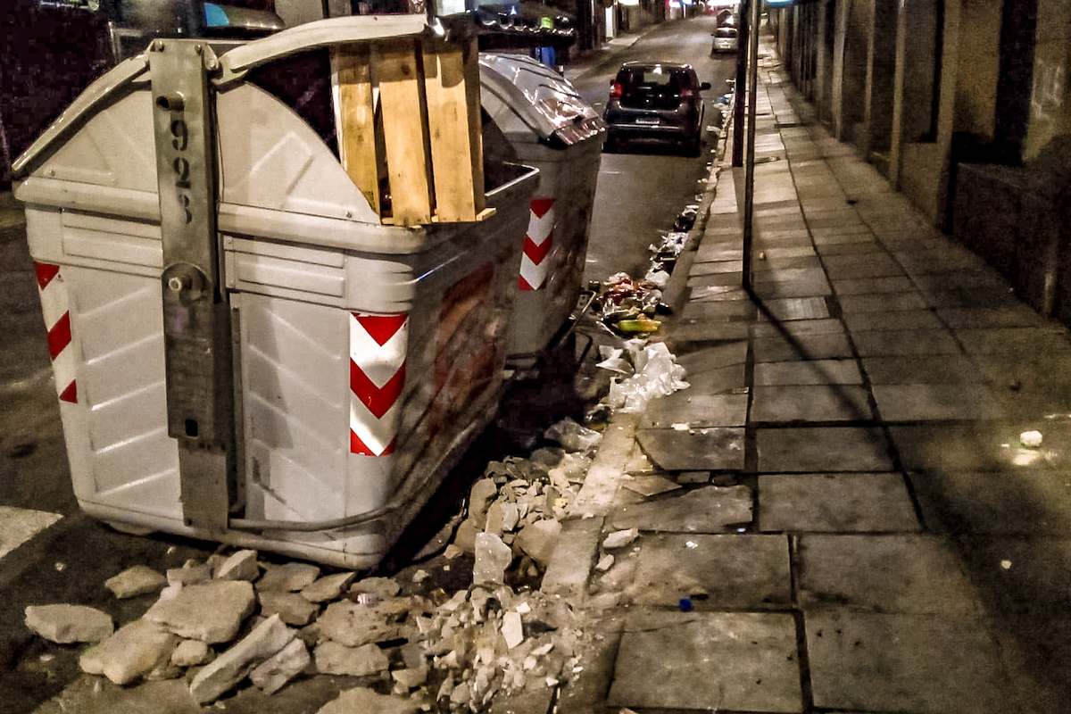 Foto mostra caçamba de lixo em Porto Alegre.