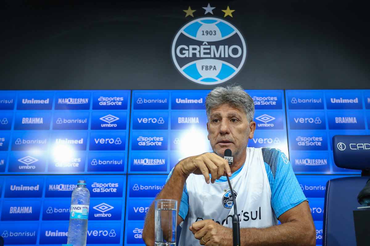 Foto mostra o técnico Renato Portaluppi em coletiva de imprensa do Grêmio.