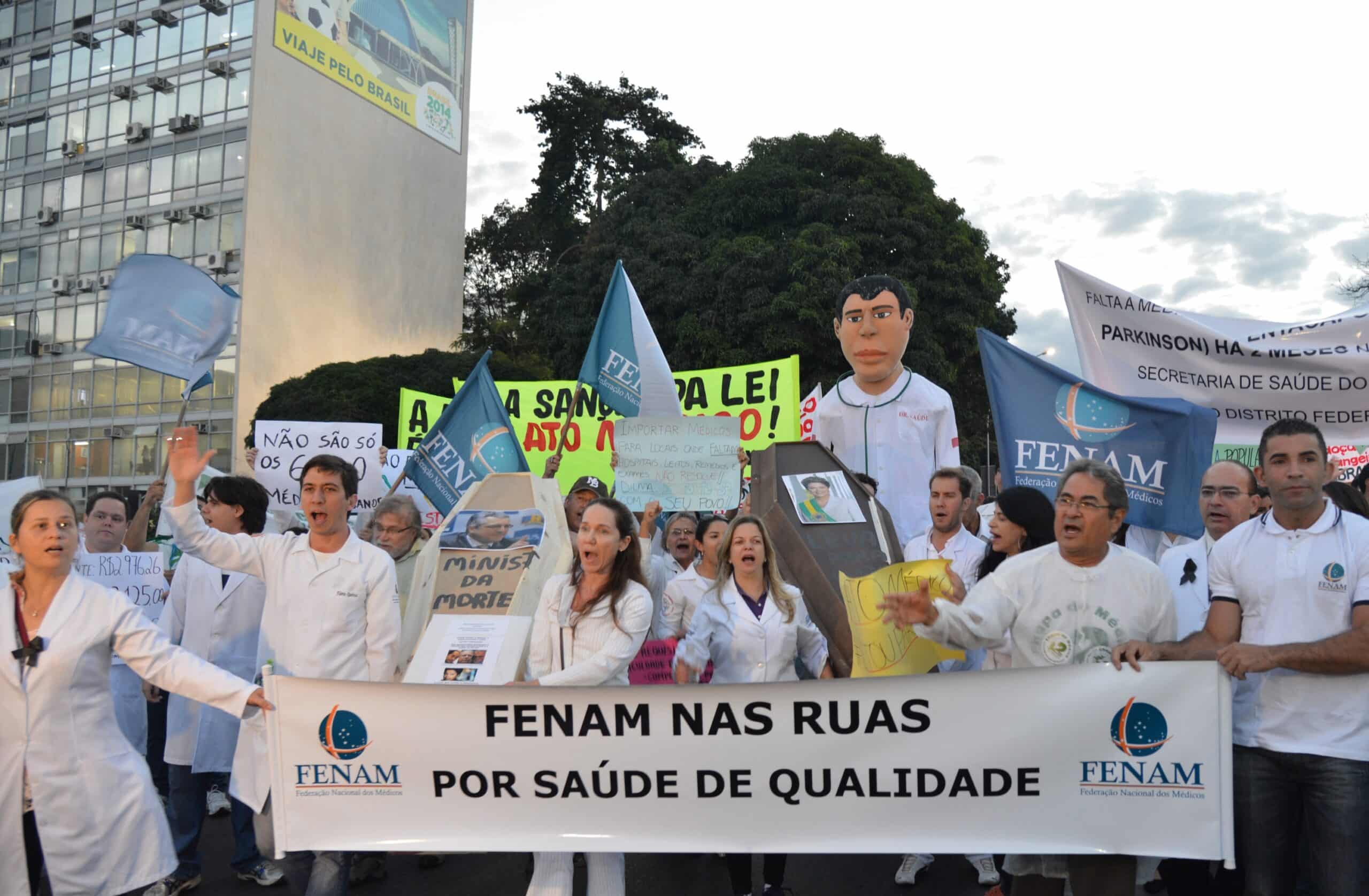 Médicos brasileiros protestam 